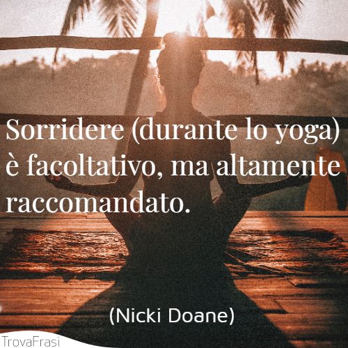 Sorridere (durante lo yoga) è facoltativo, ma altamente raccomandato.
