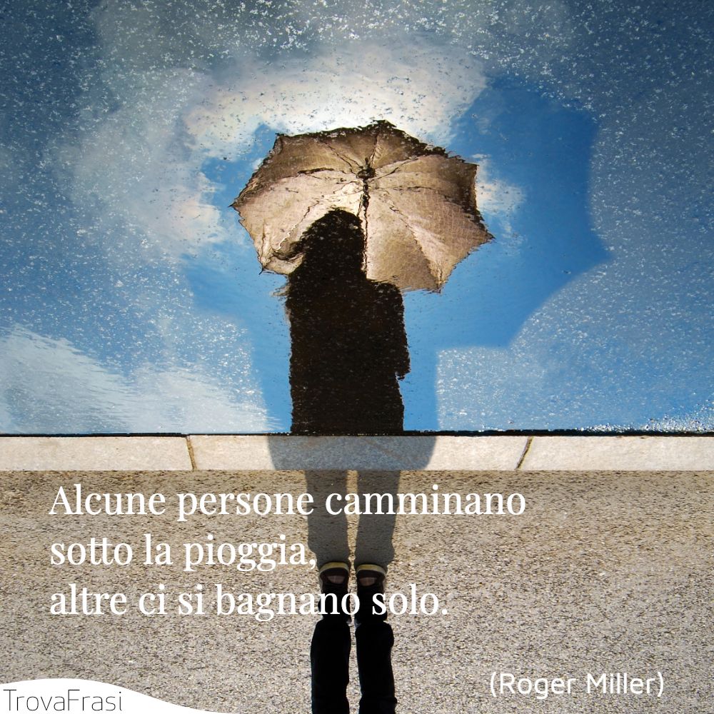 Alcune persone camminano sotto la pioggia, altre ci si bagnano solo.