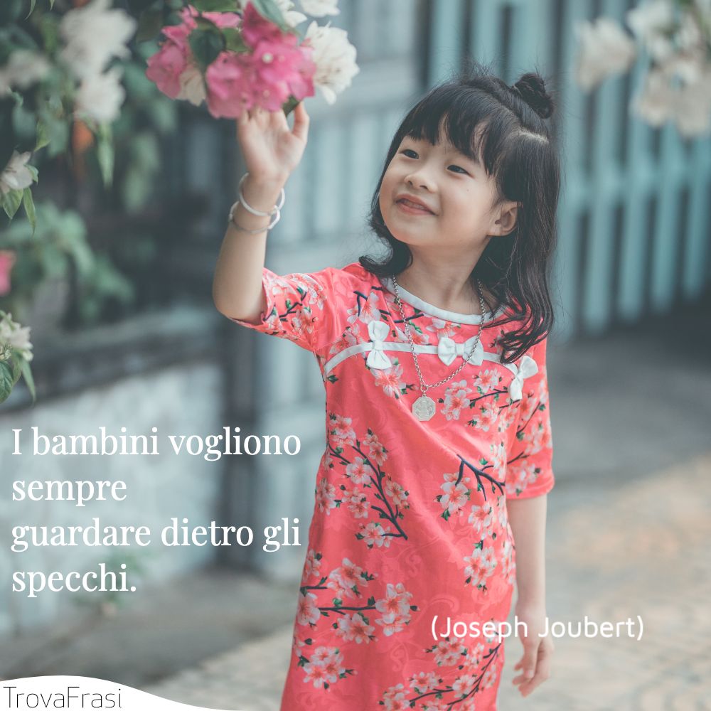 I bambini vogliono sempre guardare dietro gli specchi.