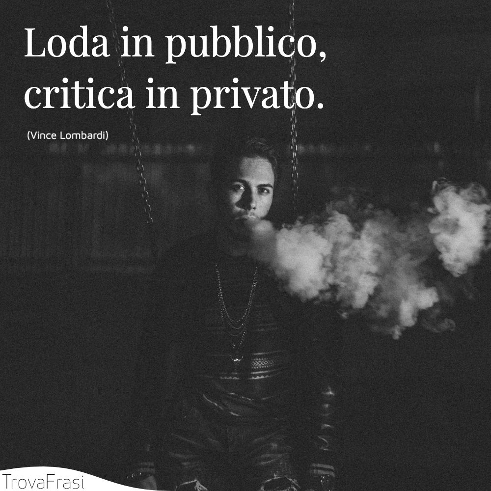Loda in pubblico, critica in privato.