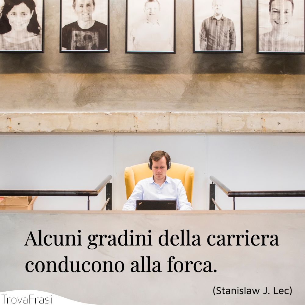 Alcuni gradini della carriera conducono alla forca.