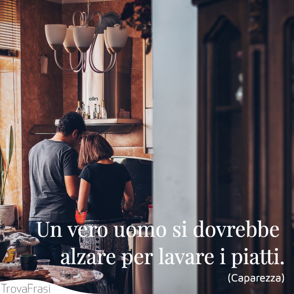 Un vero uomo si dovrebbe alzare per lavare i piatti.