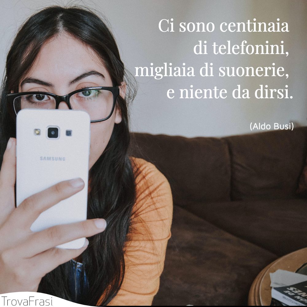 Ci sono centinaia di telefonini, migliaia di suonerie, e niente da dirsi.
