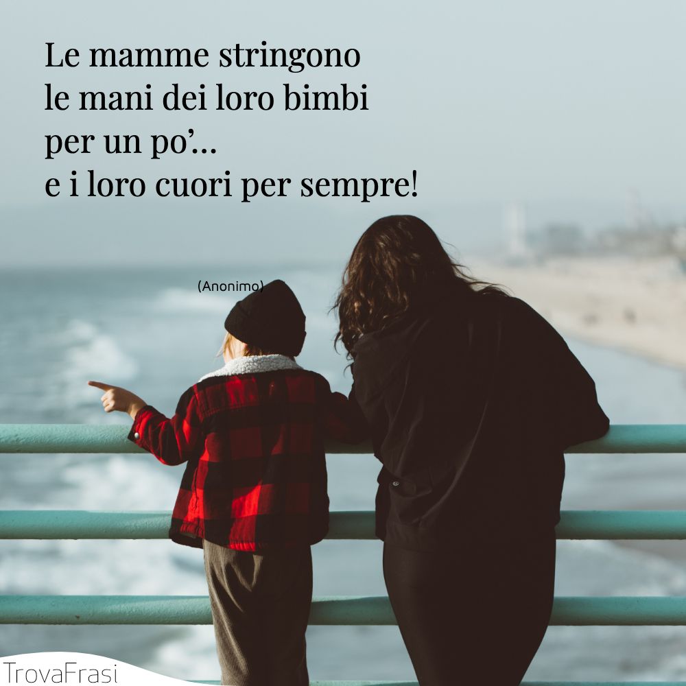 Le mamme stringono le mani dei loro bimbi per un po’… e i loro cuori per sempre!